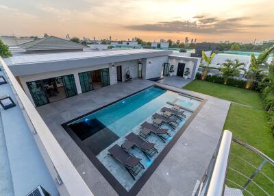 Spacious backyard with a modern swimming pool