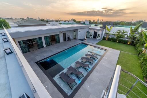 Spacious backyard with a modern swimming pool