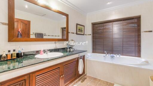 Modern bathroom with large mirror and bathtub