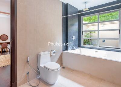 Modern bathroom with a large bathtub and a view of the garden