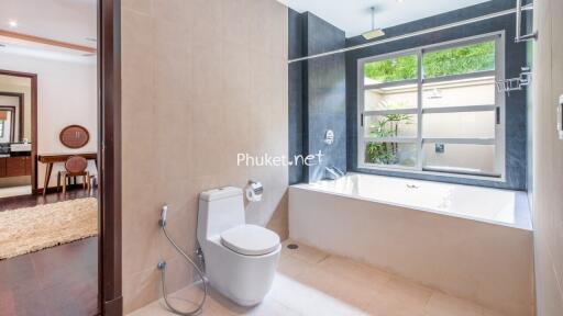 Modern bathroom with a large bathtub and a view of the garden