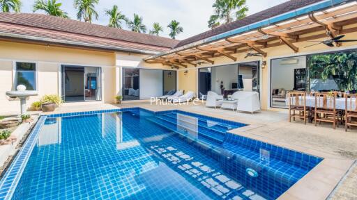 House with courtyard and swimming pool