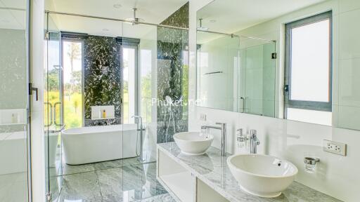 Spacious and modern bathroom with double sinks and a bathtub