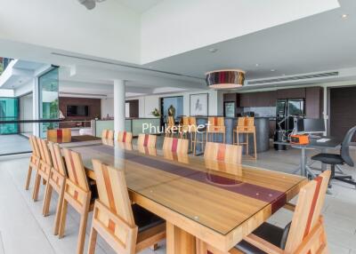 Spacious dining room with modern furnishings