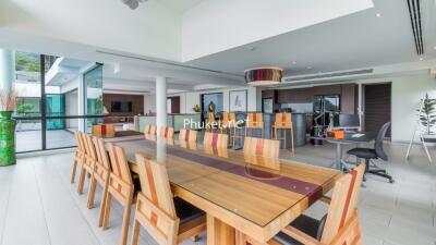 Spacious dining room with modern furnishings