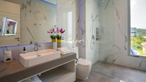 Modern bathroom with marble finishes