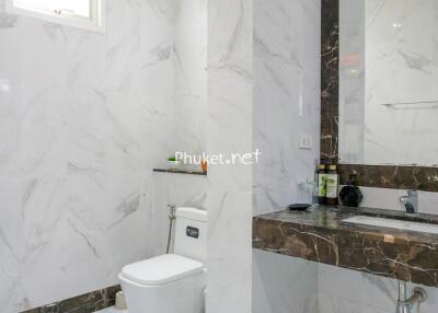 Modern bathroom with marble finishes