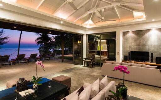 ABSOLUT BEACHFRONT VILLA AND PANORAMIC SEA VIEW