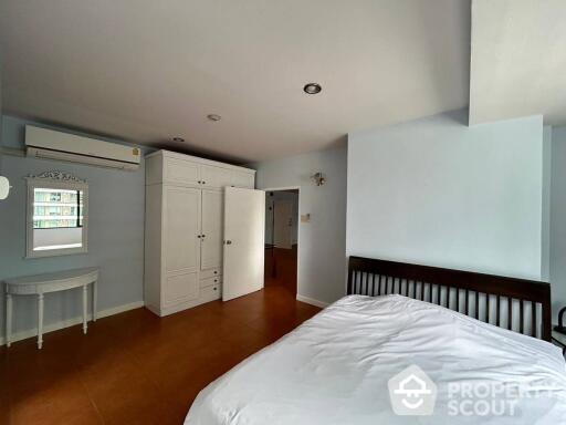 3-BR Condo at S.L.D Condominium near MRT Si Lom