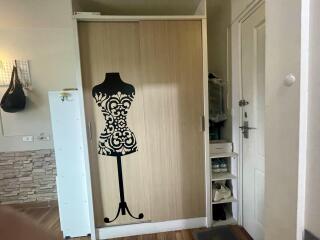 Entrance with storage unit and decorative wardrobe