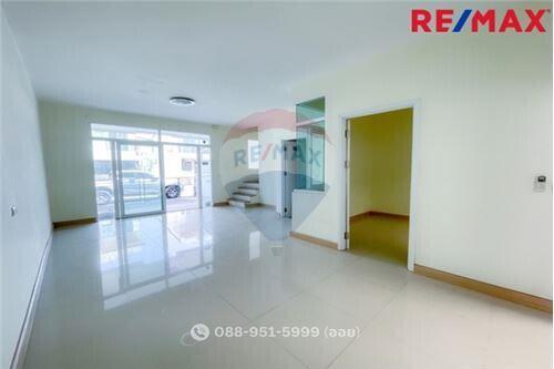 132 Sqm., 4 Beds Townhouse listed for ฿ 2,750,000.