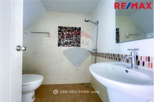 132 Sqm., 4 Beds Townhouse listed for ฿ 2,750,000.