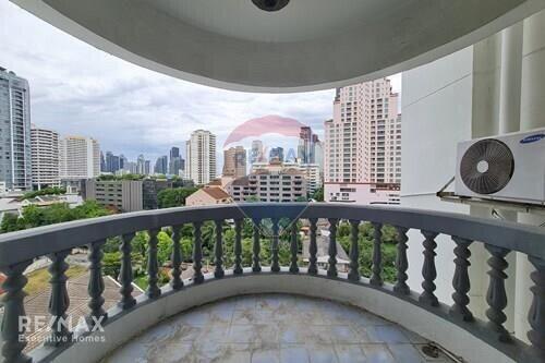 Luxurious 3-Bedroom Condo with Easy Access to BTS Phrom Phong