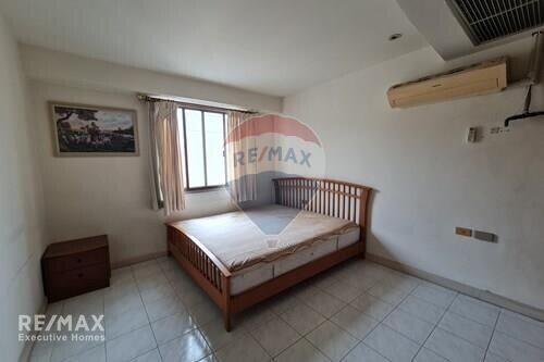 Luxurious 3-Bedroom Condo with Easy Access to BTS Phrom Phong