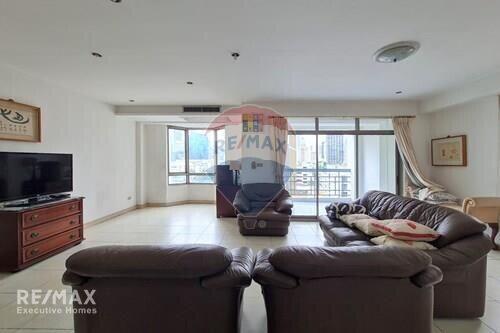 Luxurious 3-Bedroom Condo with Easy Access to BTS Phrom Phong