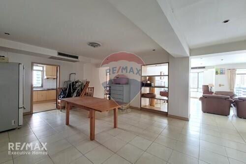 Luxurious 3-Bedroom Condo with Easy Access to BTS Phrom Phong