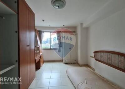 Luxurious 3-Bedroom Condo with Easy Access to BTS Phrom Phong