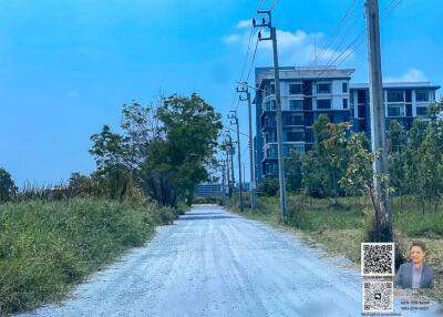 dirt road leading to an apartment building