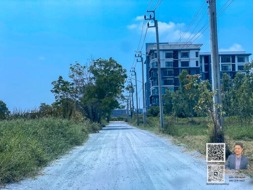 dirt road leading to an apartment building