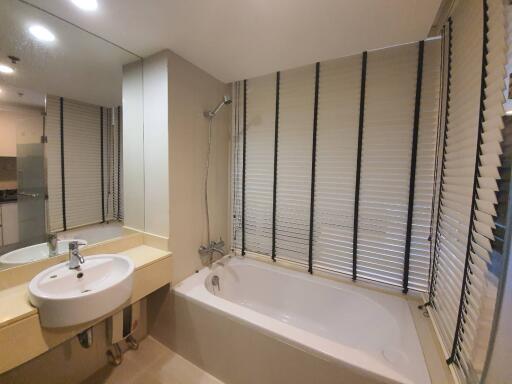 Modern bathroom with bathtub and blinds