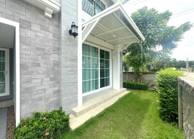 Front exterior view of a modern house with green lawn