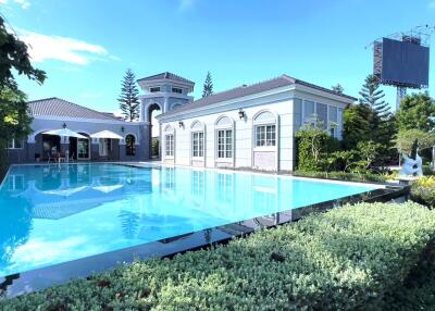 Elegant house with large swimming pool and garden