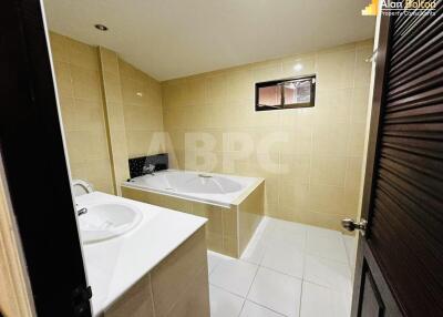 3 Bed 3 Bath in East Pattaya HR2653