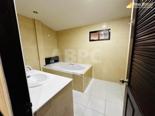 3 Bed 3 Bath in East Pattaya HR2653