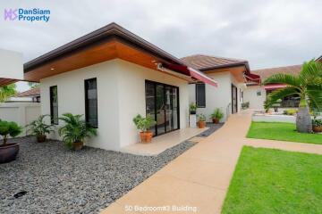 Exquisite Bali-style Pool Villa in Hua Hin on Large Land Plot