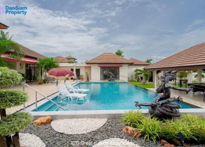 Exquisite Bali-style Pool Villa in Hua Hin on Large Land Plot