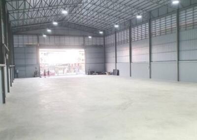 Spacious warehouse with high ceilings and ample lighting