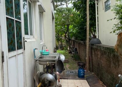 Outdoor space with a sink and cooking utensils