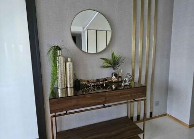 Stylish Living Area with Console Table and Mirror