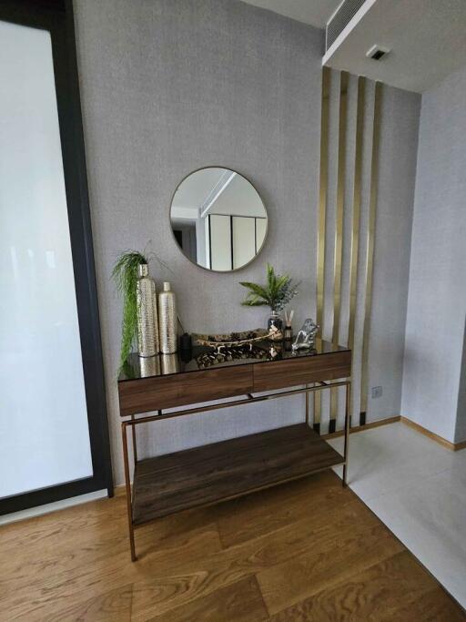 Stylish Living Area with Console Table and Mirror