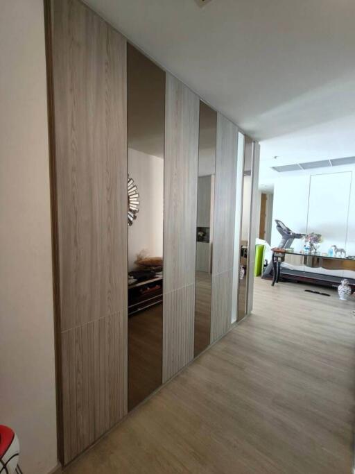 Hallway with mirror panelled closet