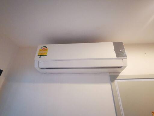 Air conditioning unit in a room