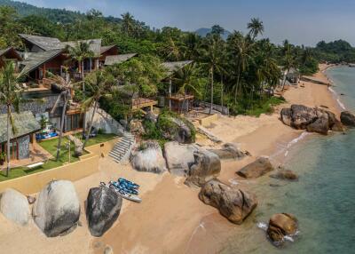 SUPERB BEACHFRONT VILLA IN LAMAI