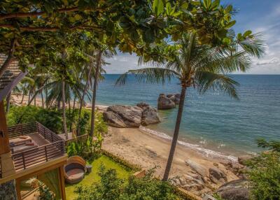 SUPERB BEACHFRONT VILLA IN LAMAI