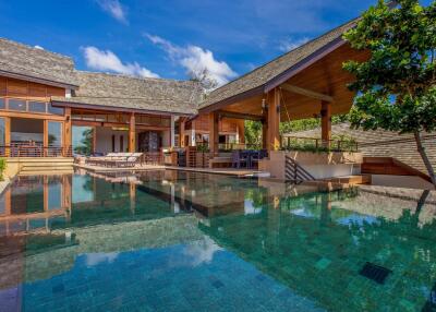 SUPERB BEACHFRONT VILLA IN LAMAI