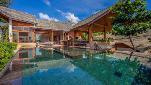 SUPERB BEACHFRONT VILLA IN LAMAI