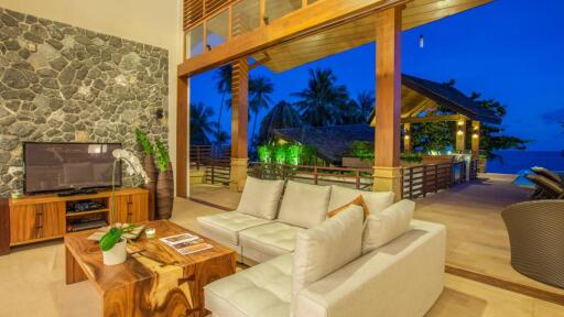 SUPERB BEACHFRONT VILLA IN LAMAI