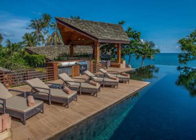 SUPERB BEACHFRONT VILLA IN LAMAI