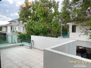 Second floor outdoor terrace with a view over the neighborhood