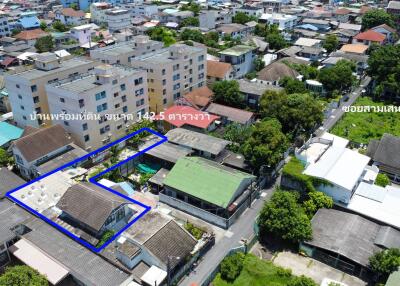 Aerial view of a neighborhood with labeled properties and measurements