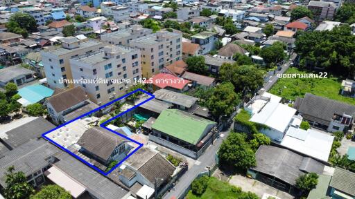 Aerial view of a neighborhood with labeled properties and measurements