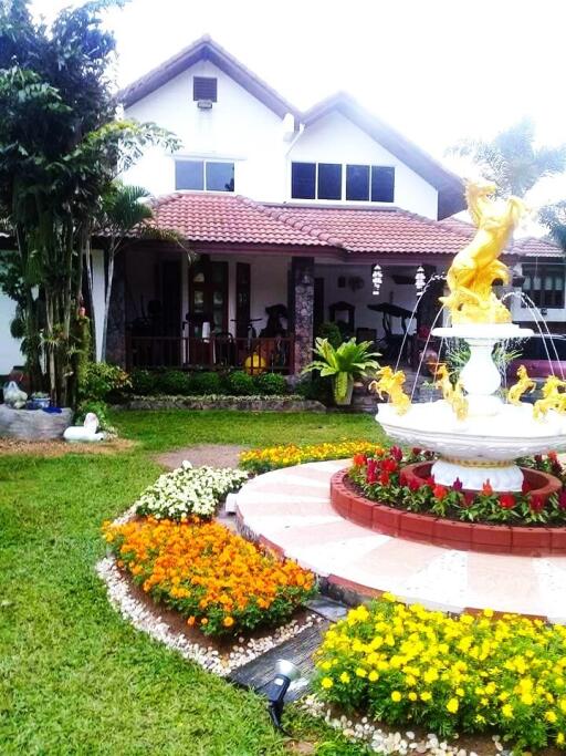 Spacious 2-storey house with garden