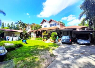 Spacious 2-storey house with garden