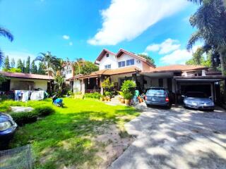 Spacious 2-storey house with garden