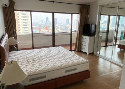 2-BR Condo at Richmond Palace Condominium near BTS Phrom Phong