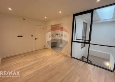 Cozy 2 Bed Townhouse for Sale near Pridi BTS Station in Sukhumvit 71